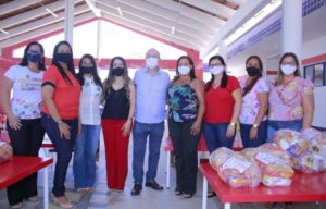 Prefeito Ronaldo Lopes acompanha distribuição de novos kits de alimentação