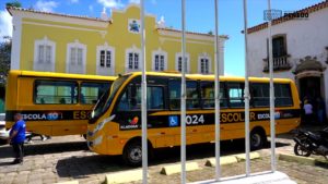 Orientações sobre a COVID-19 são adesivadas em ônibus escolares em Penedo