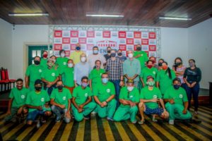 Prefeito Ronaldo Lopes entrega fardamento para associados da Recicla Penedo