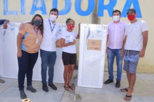 Em parceria com a Prefeitura de Penedo, Equatorial Energia faz troca de geladeiras