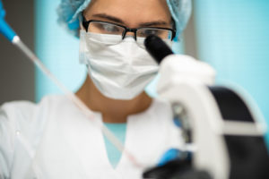 Transplante com material de fezes é feito para estudo de tratamento de doenças